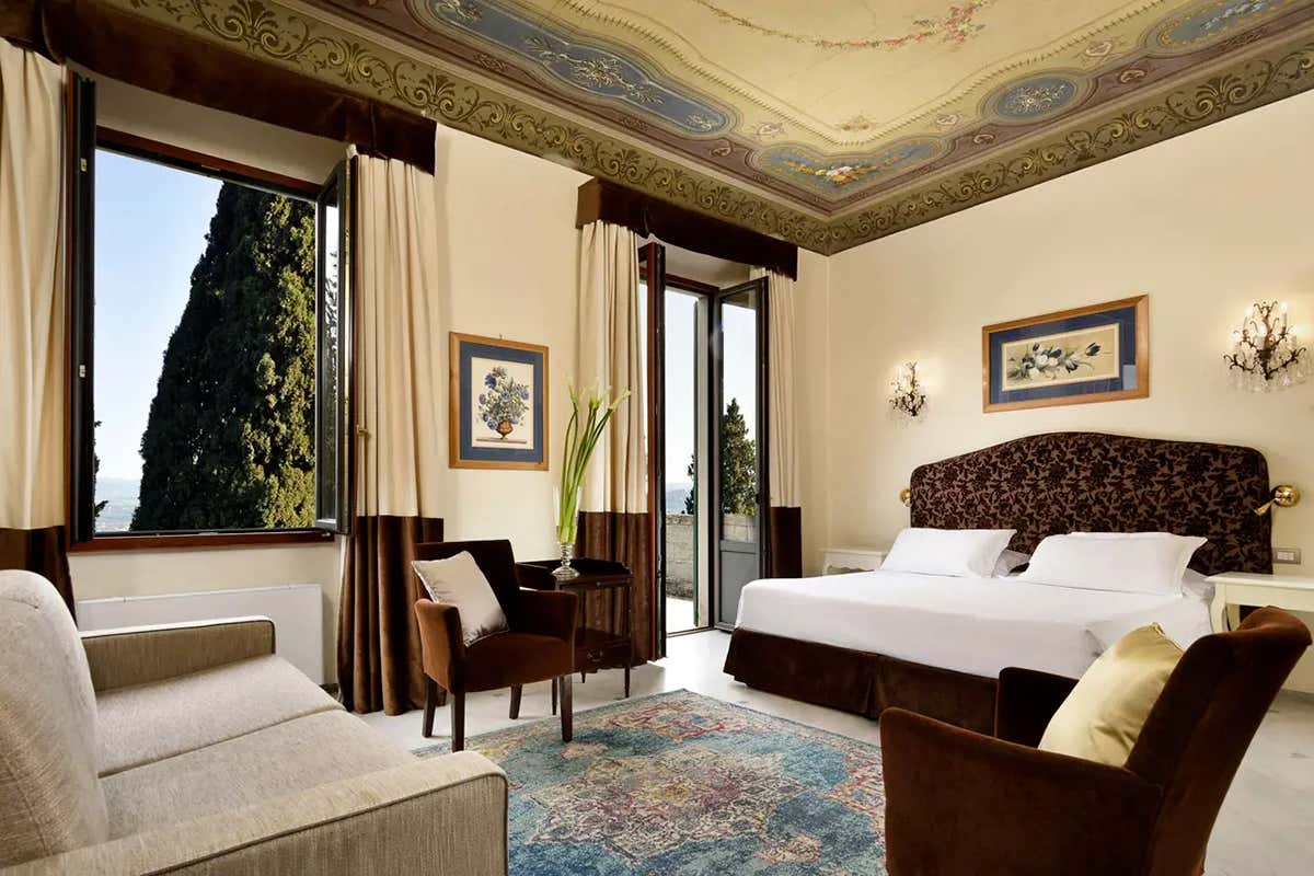 l’Hotel Villa Fiesole domina le colline toscane offrendo una vista panoramica sulla città