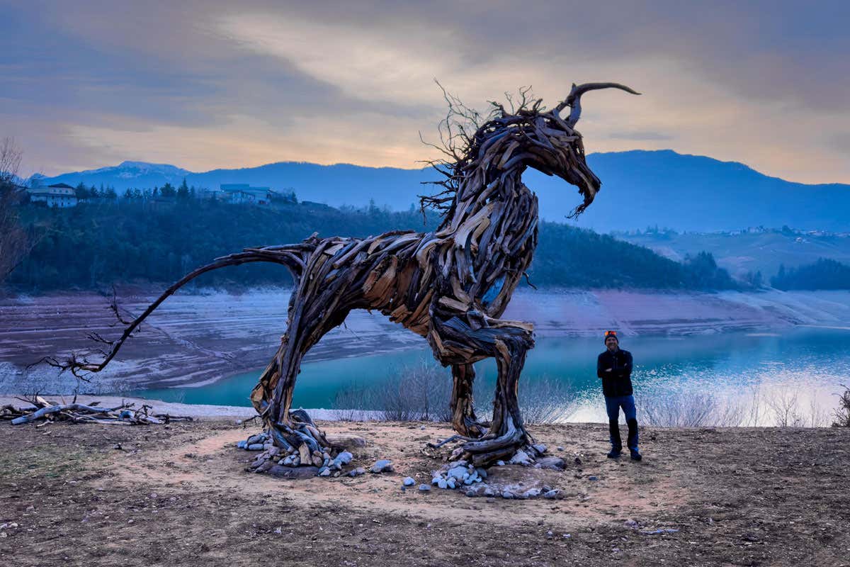 C’è una valle tra rovine ancestrali e silenzi inquieti, in cui la Mela Dop affascinò Sissi