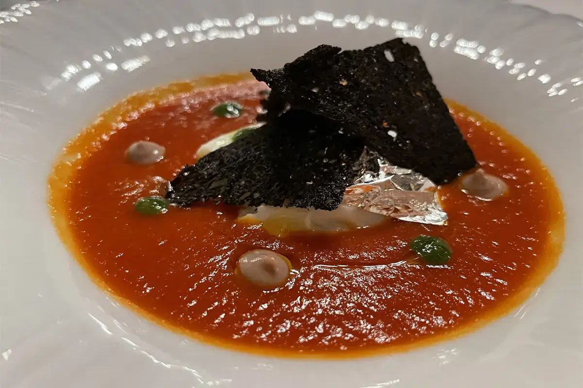 Uovo cotto a bassa temperatura, pomodoro, basilico, acciughe del mar Cantabrico, pane nero all’aglio Una stella in Valpolicella: all'Oseleta la