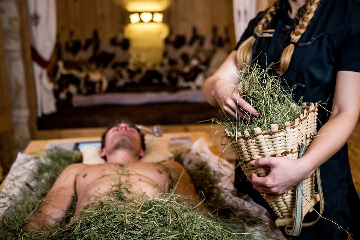 I trattamenti della spa si ispirano alla tradizione alpina, con l’utilizzo di fieno e arnica per favorire il rilassamento muscolare e il recupero dopo le attività outdoor