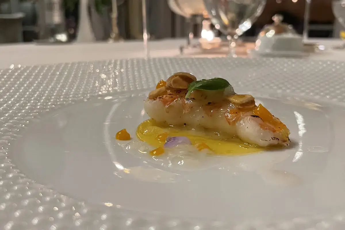 Scampo al miele, frutto della passione, granita di mandorle, sambuco Una stella in Valpolicella: all'Oseleta la