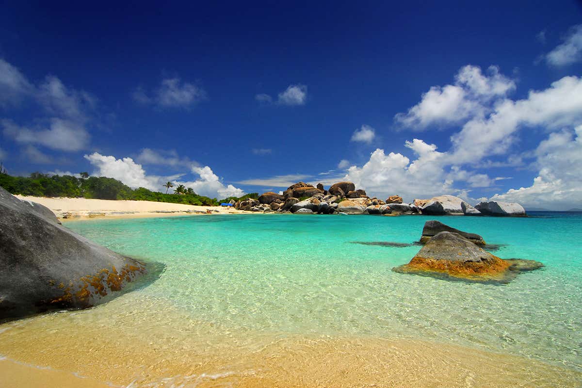 Devil’s Bay, a Virgin Gorda: una spiaggia raccolta tra rocce granitiche e acque limpide