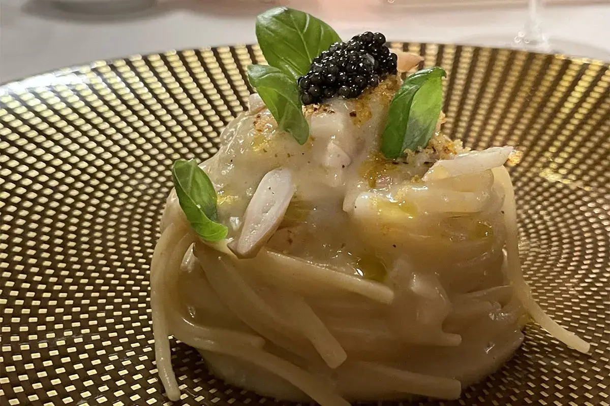 Linguina, crema di porro, caviale beluga, cannolicchi, timo e limone Una stella in Valpolicella: all'Oseleta la