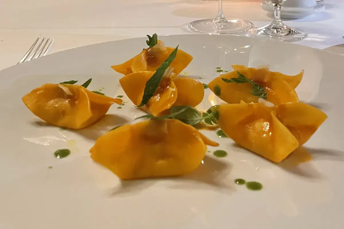 Raviolo d’astice, salsa di crostacei, lime e zenzero, shiso Una stella in Valpolicella: all'Oseleta la