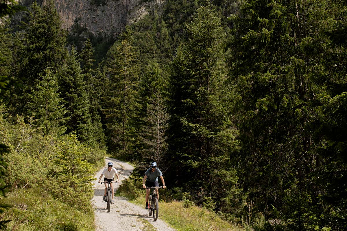 I tour in E-MTB attraversano la Val Gardena su percorsi selezionati, rendendo la montagna accessibile grazie a biciclette elettriche