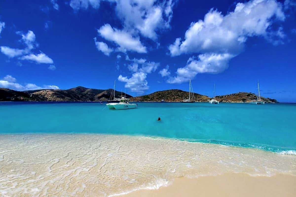 A White Bay l’immagine caraibica si fa immediata: acque trasparenti e sabbia candida