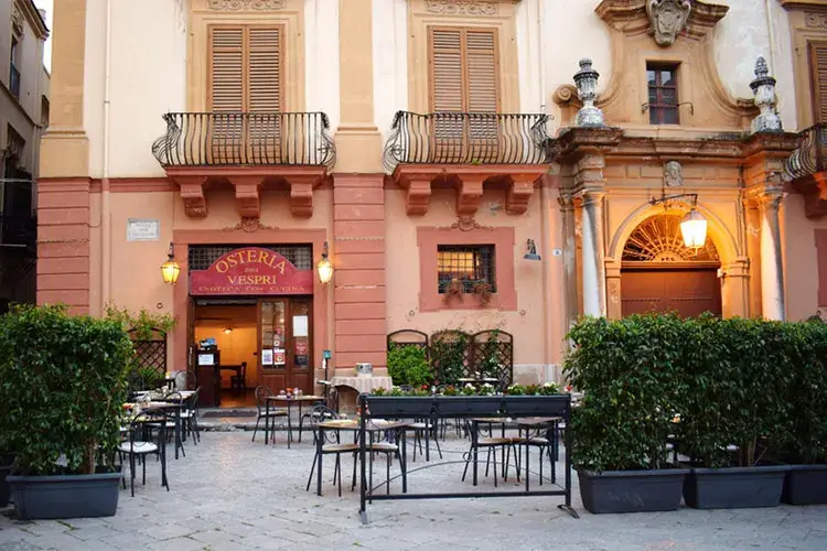 L'esterno dell'Osteria dei Vespri