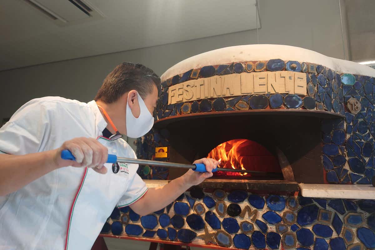 Manabu Odawara all'opera con la vera pizza napoletana Un pizzaiolo sarà professore universitario: è la prima volta al mondo Manabu Odawara all'opera con la vera pizza napoletana Un pizzaiolo sarà professore universitario: è la prima volta al mondo