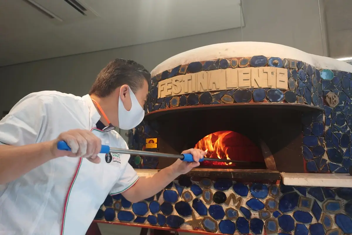 Manabu Odawara all'opera con la vera pizza napoletana Un pizzaiolo sar&agrave; professore universitario: &egrave; la prima volta al mondo