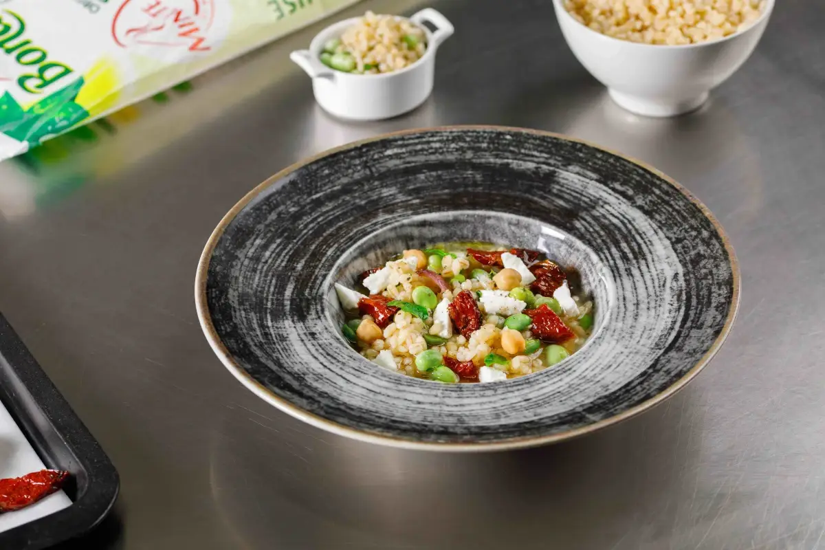 Zuppetta di Orzo e Fave con primo sale e peperone crusco su salsa di ceci Cereali e legumi pronti in pochi minuti: la soluzione per i menu d&rsquo;inverno