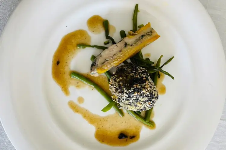 Composta di faraona, fagiolini, bietoline e agretti Il pranzo della domenica ai Due Cigni di Montecosaro scalo