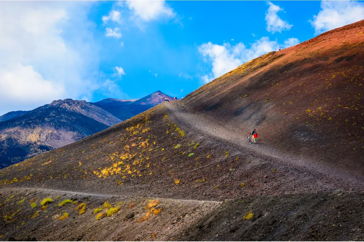 Diverse le escursioni che si possono fare nel parco dell'Etna Il fascino nascosto dell&rsquo;Etna in autunno