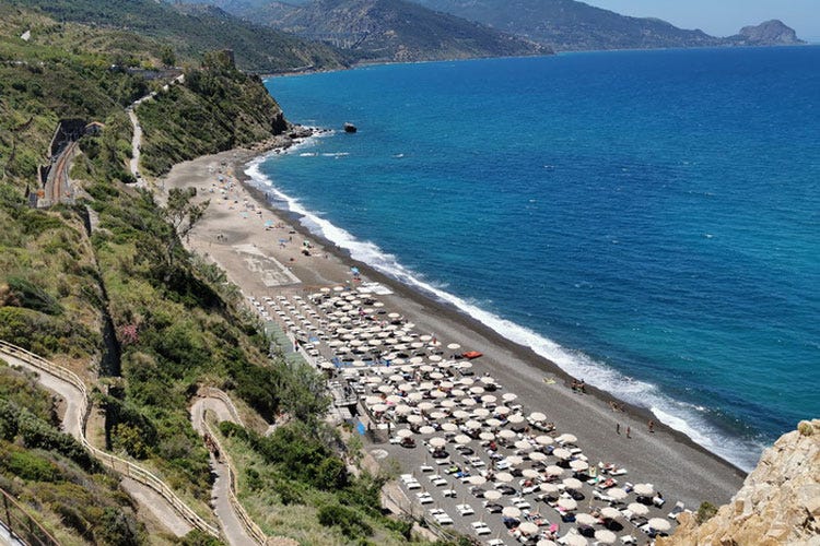 La spiaggia e, sullo sfondo, la rocca di Cefalù - In Sicilia e in Sardegna riaperti i 13 resort della famiglia Mangia