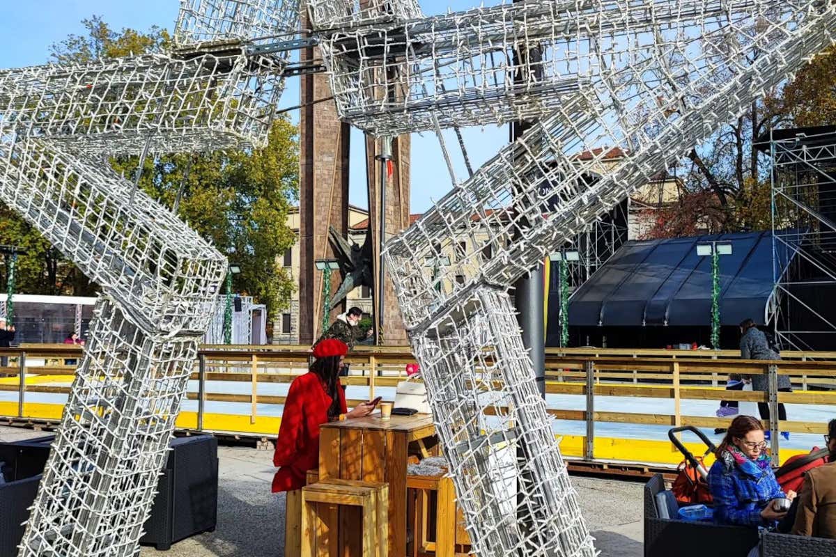 La pista di pattinaggio in piazza degli Alpini a Bergamo A Bergamo il Natale è goloso con sagre a tema e mercatini