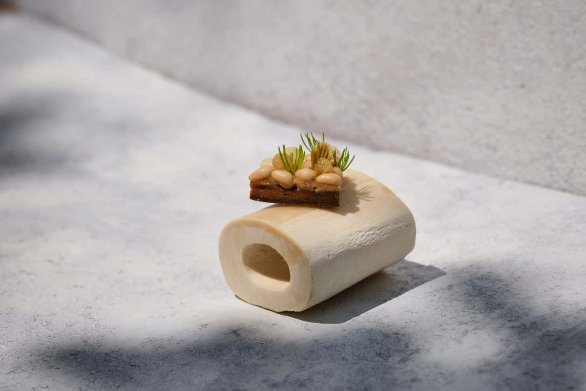 Patata nera, acciughe, pinoli neri e midollo. Foto Suzan Gabrijan Hiša Franko, la Slovenia da due stelle Michelin