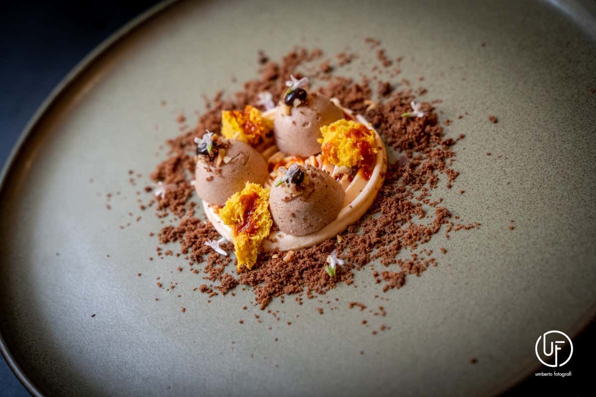 Bavarese alle carote, cardamomo, mousse al cioccolato e crema di cachi. Ristorante Coria a Caltagirone, la memoria della cucina siciliana