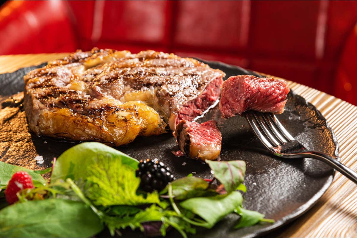 A San Lorenzo apre Rovente, osteria con brace che celebra la vaca vieja galiziana