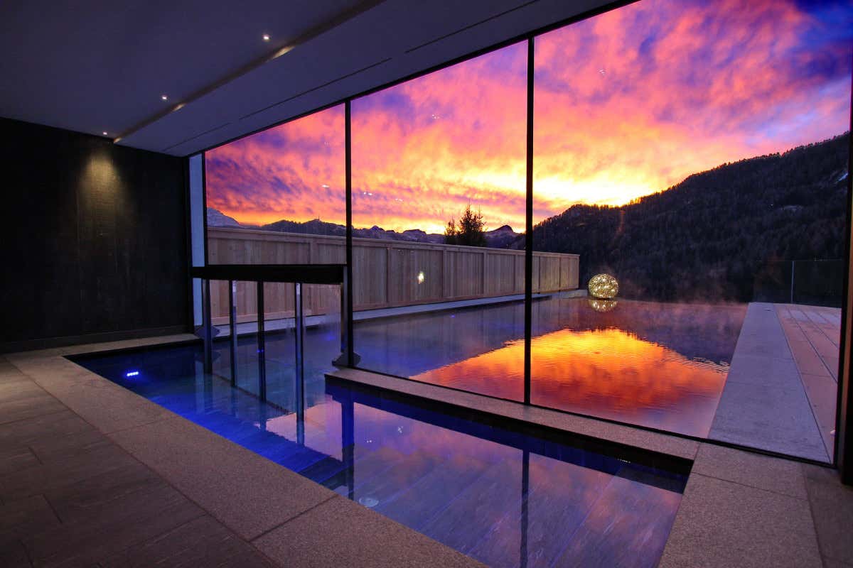 La piscina interna panoramica del Romantik Hotel Cappella Apri la porta e scii. Dove? Al Romantik Hotel Cappella MANCANO FOTO