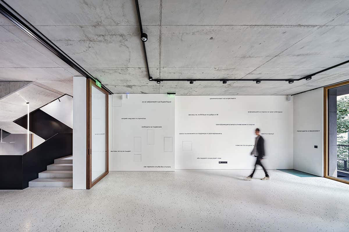 La hall minimalista del DOT Sofia