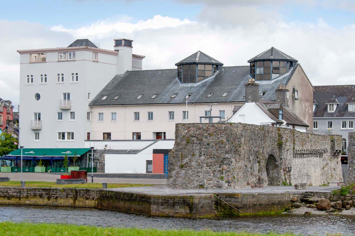 Alla scoperta di Galway con Nicola Coughlan, la Penelope di Bridgerton