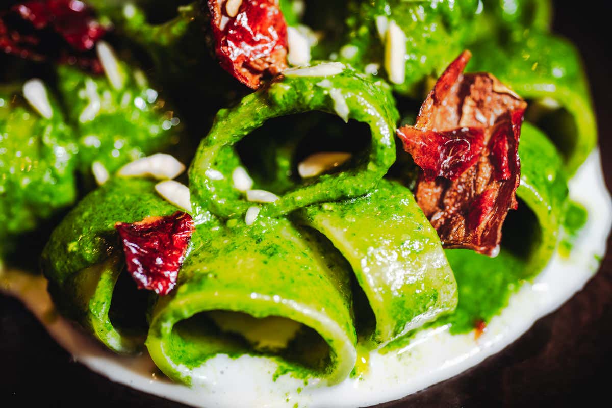 Calamarata con pesto di spinacino, gorgonzola dolce e peperone crusco Magiare fuori dagli schemi: il nuovo menu Ultra al The Manzoni Milano