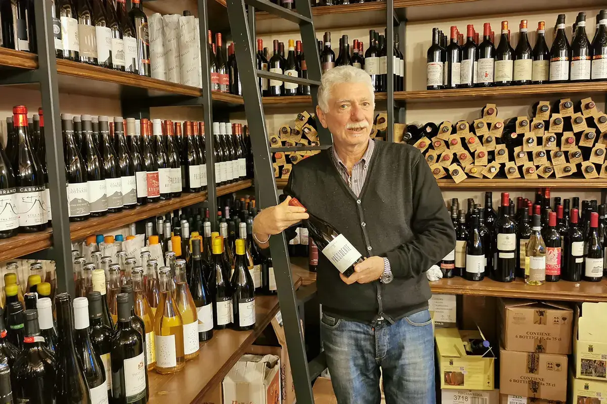 Peppe Carollo in cantina Nangalarruni a Castelbuono, l&rsquo;osteria famosa per prodotti e piatti di montagna