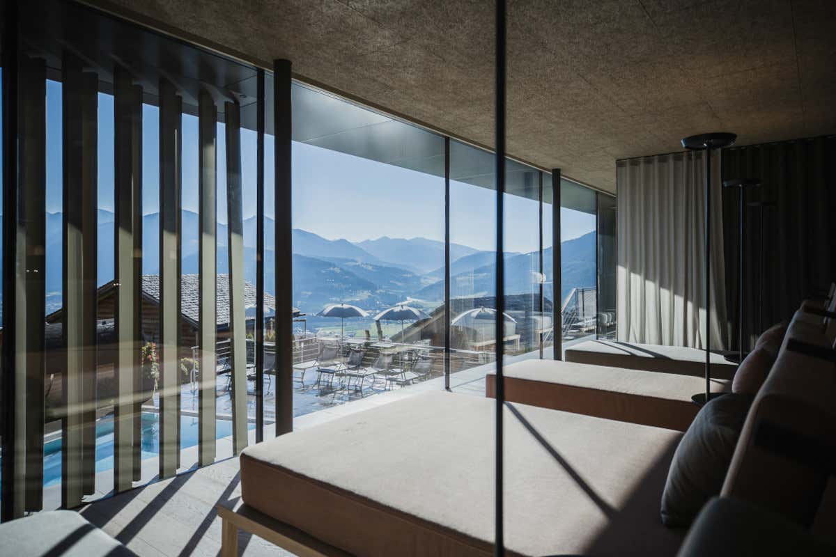 Già stanchi del rientro? Su il morale tra sci e spa dell'Alpin Panorama Hotel Hubertus