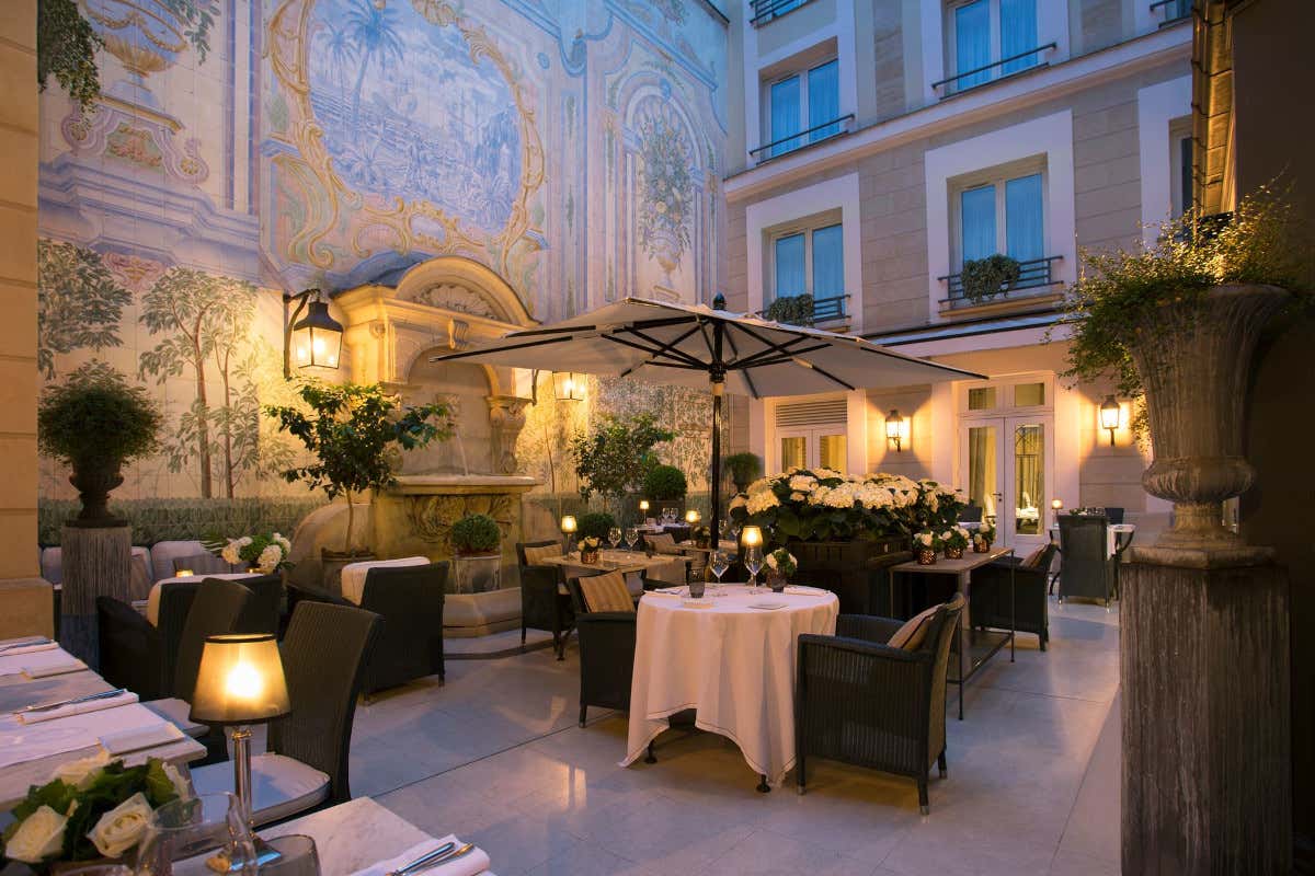 Entriamo nella nuova esclusiva suite del boutique hotel Castille Paris