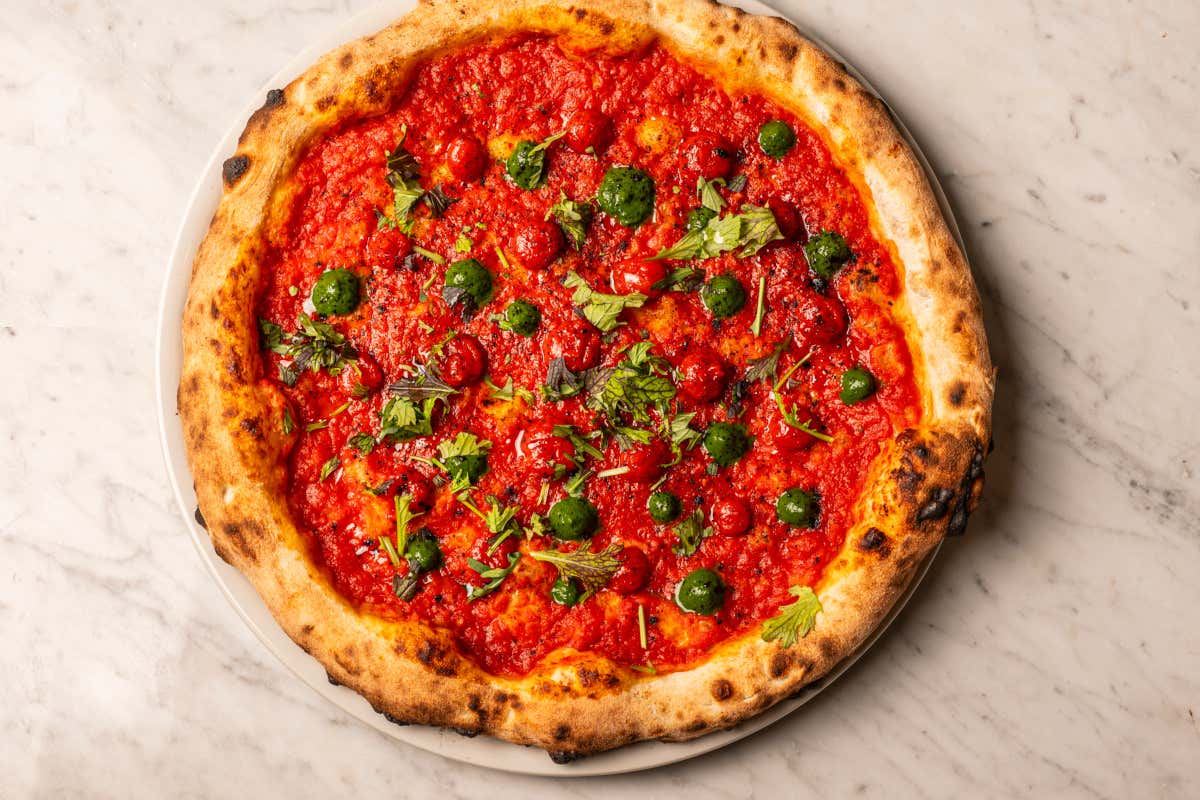 A ruota di carro come la napoletana e croccante come la romana: la pizza di Elysium