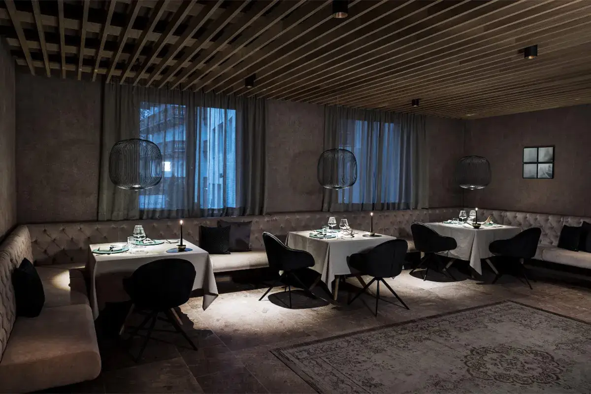 Il ristorante Lampl Stube: 3 tavoli &ldquo;Un tavolo per due&rdquo;, formula relax La seduzione dell&rsquo;Hotel Lamm
