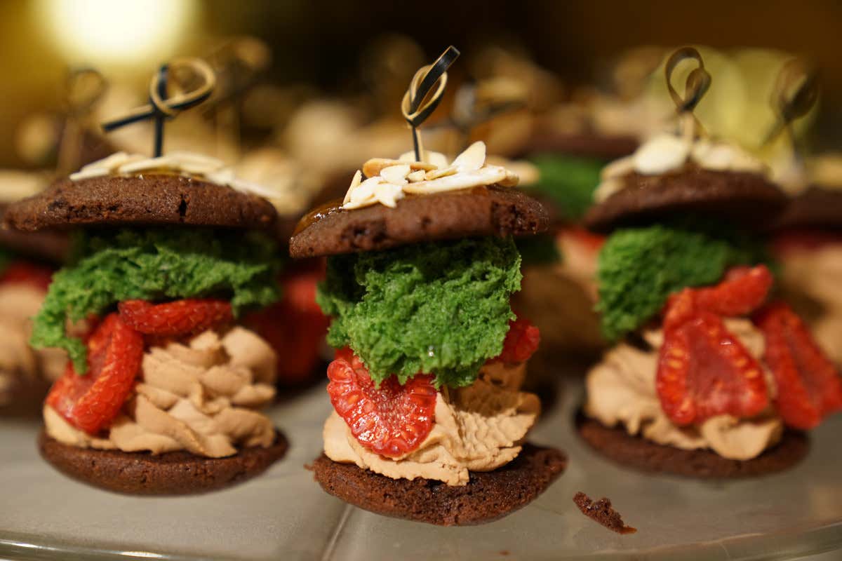 Hamburgher di cioccolato con mousse alla noce e pistacchio Apri la porta e scii. Dove? Al Romantik Hotel Cappella MANCANO FOTO