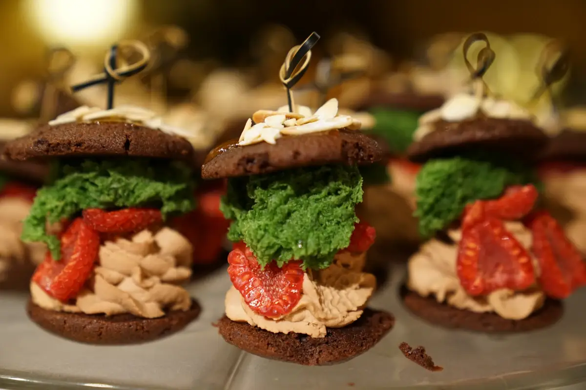 Hamburgher di cioccolato con mousse alla noce e pistacchio Apri la porta e scii. Dove? Al Romantik Hotel Cappella MANCANO FOTO