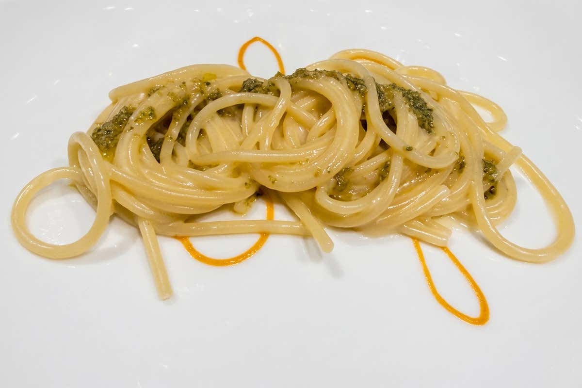 142 restaurant: RIFLESSIONE - spaghetti con estratto di fiore sardo, composta di nespole e tapenade