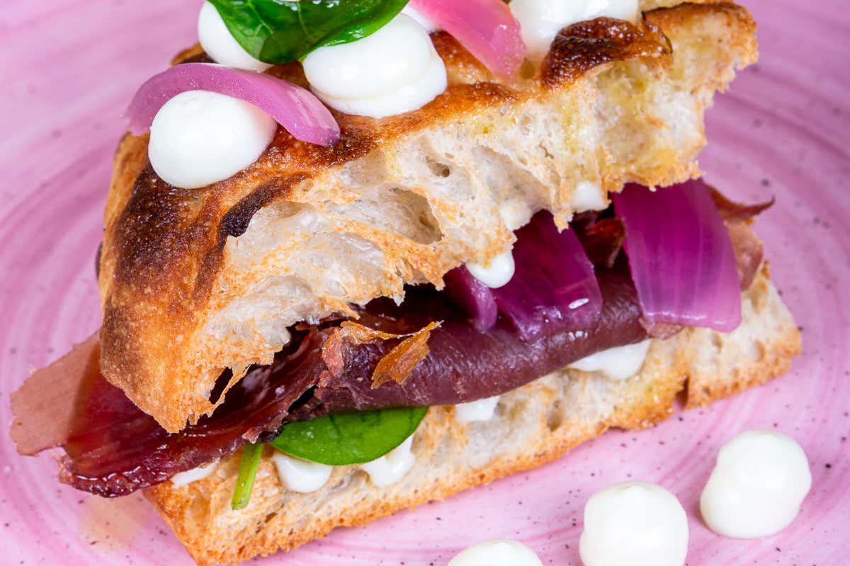 Non la solita pizzeria di quartiere: lo stile e il gusto pop di Slice of Capanno 