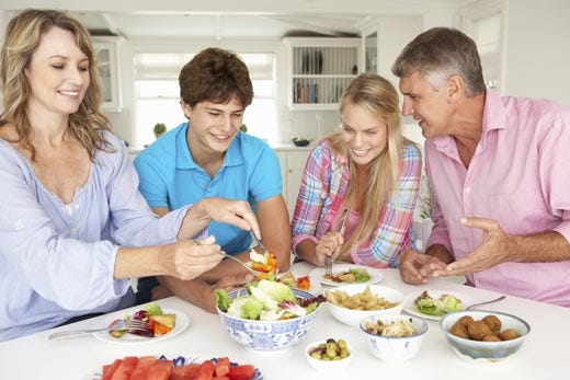 Più pasti in famiglia, arma efficace 
per combattere il bullismo giovanile
