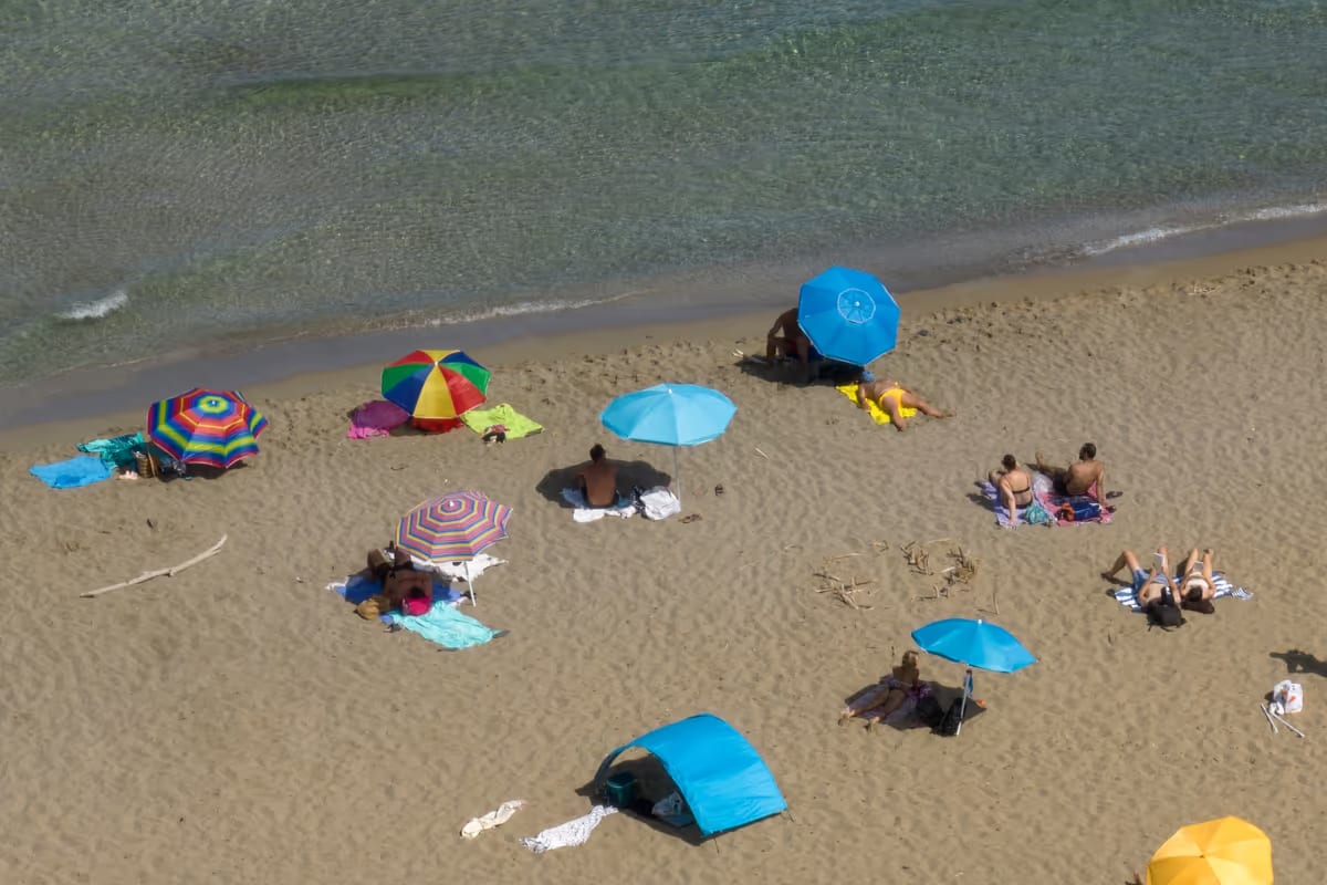 Spiagge libere, perché non si può prenotare il posto con ombrelloni e teli