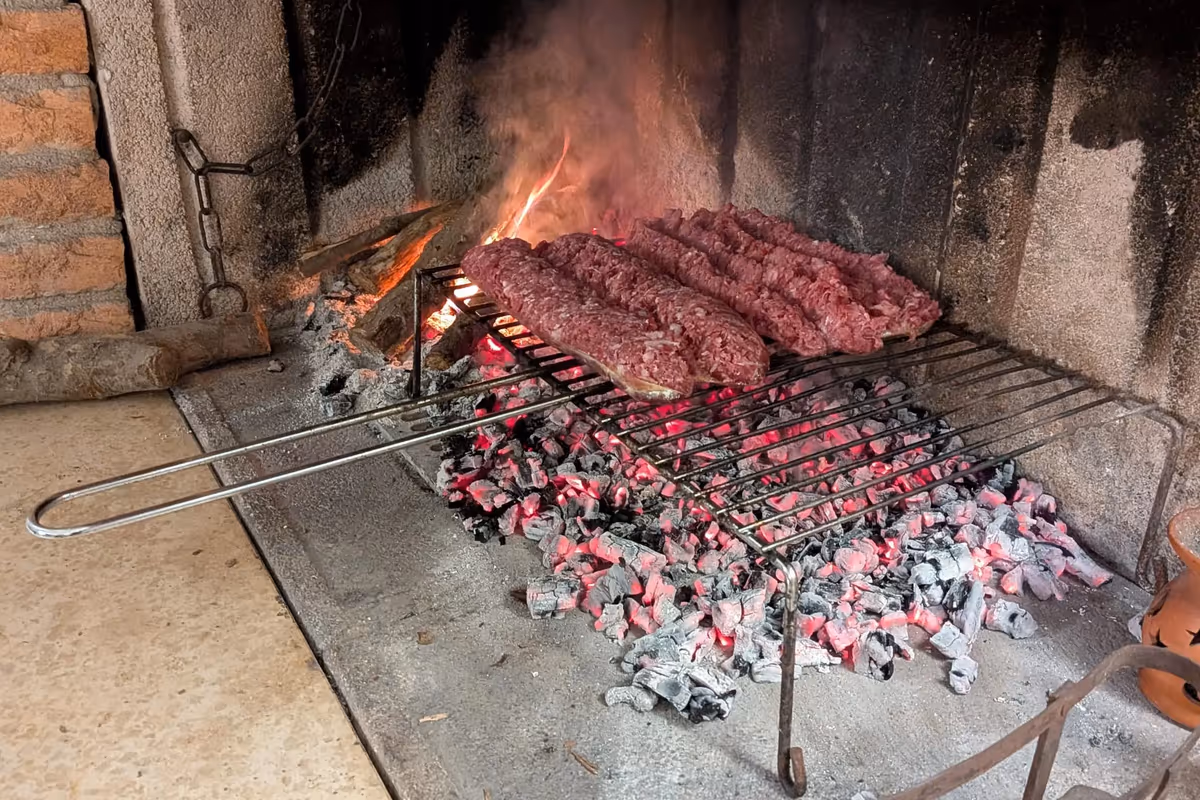 Il salame che si cuoce alla brace conquista la De.Co.: nasce il disciplinare del Brasaròl