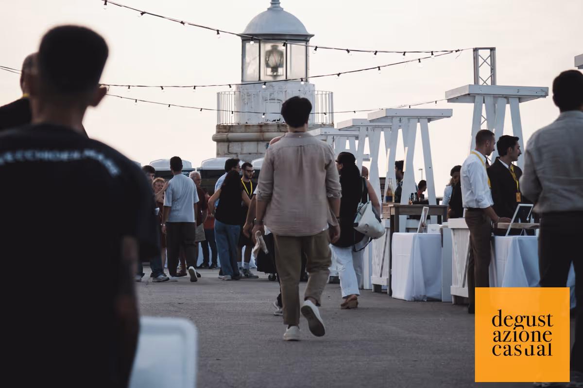 banchi di Degustazione Casual affacciati sul molo Sant'Antuono di Trani