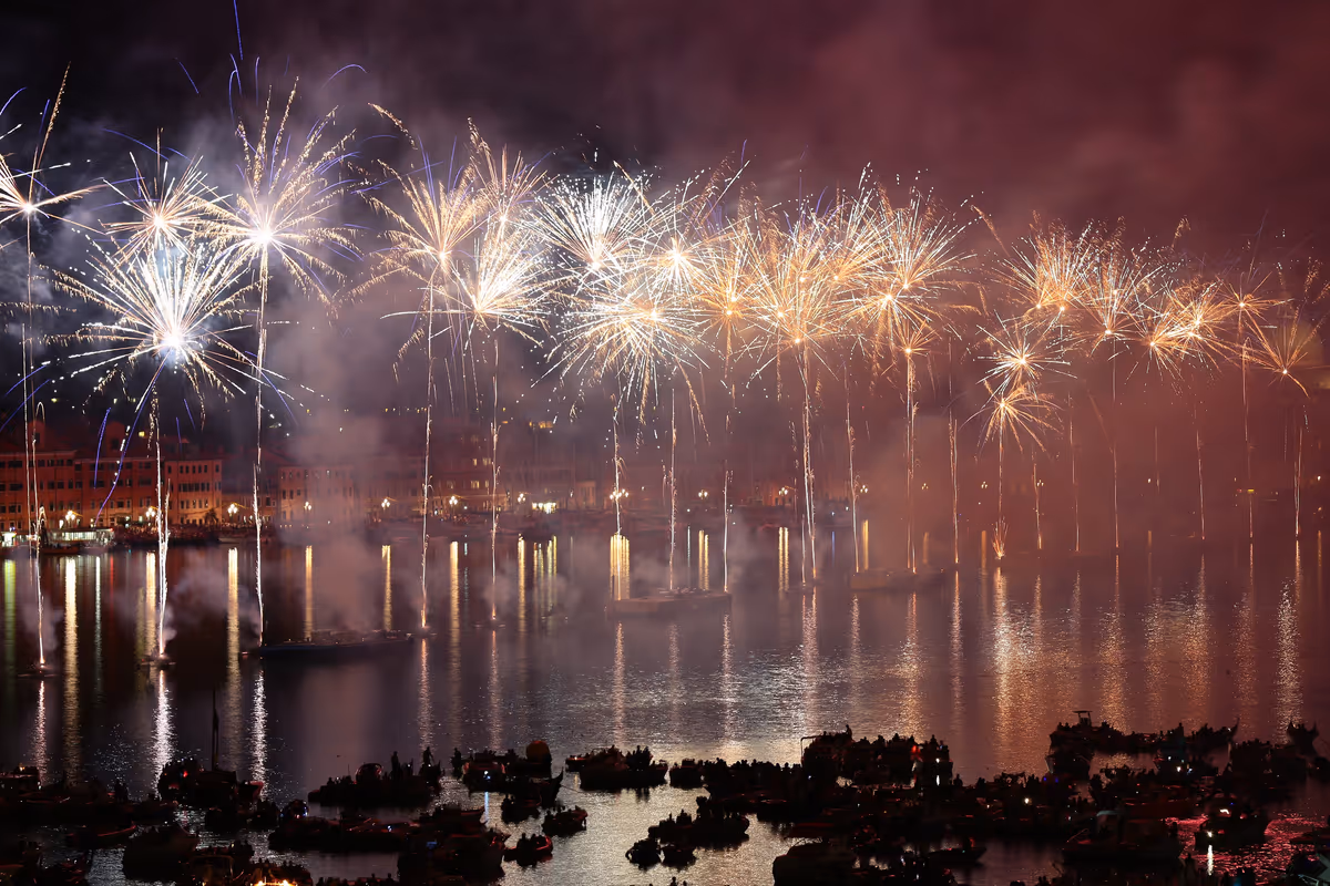 Lo spettacolo pirotecnico della Festa del Redentore illumina il Bacino di San Marco, richiamando ogni anno migliaia di visitatori