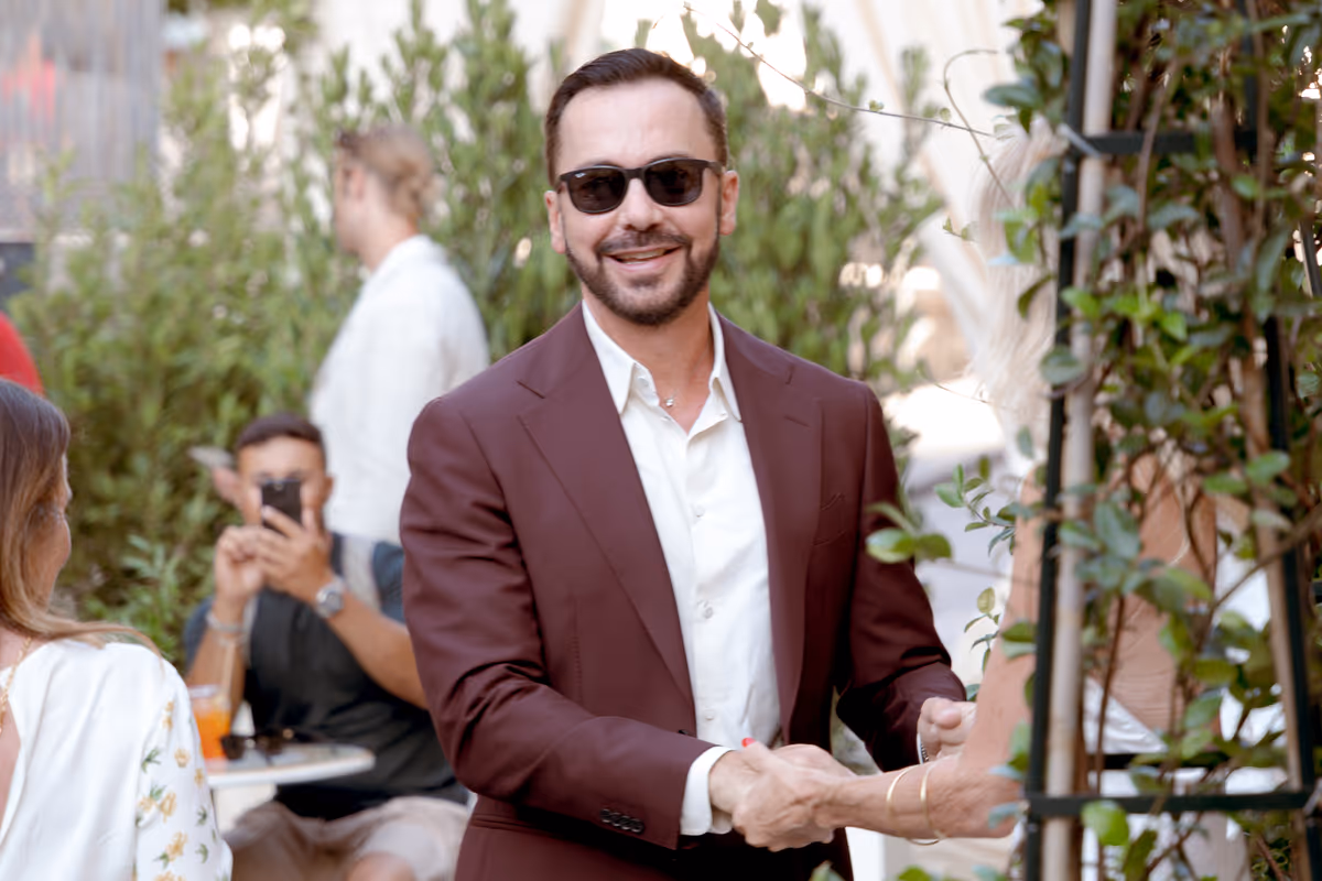 Vincenzo Dascanio accoglie gli ospiti all'inaugurazione del nuovo Cafe & Boutique a Noto
