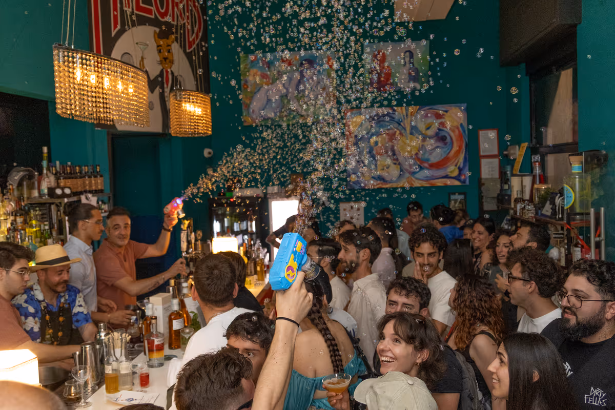 Il pubblico presente ai festeggiamenti per i 13 anni di Milord, appuntamento che ha riunito bartender, partner e appassionati della miscelazione
