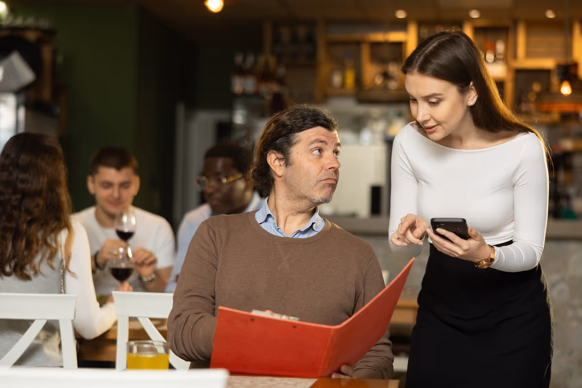 Nei ristoranti la lista degli allergenti deve essere sempre riportata chiaramente in menu, così come il consiglio per il cliente di comunicare al personale allergie e intolleranze