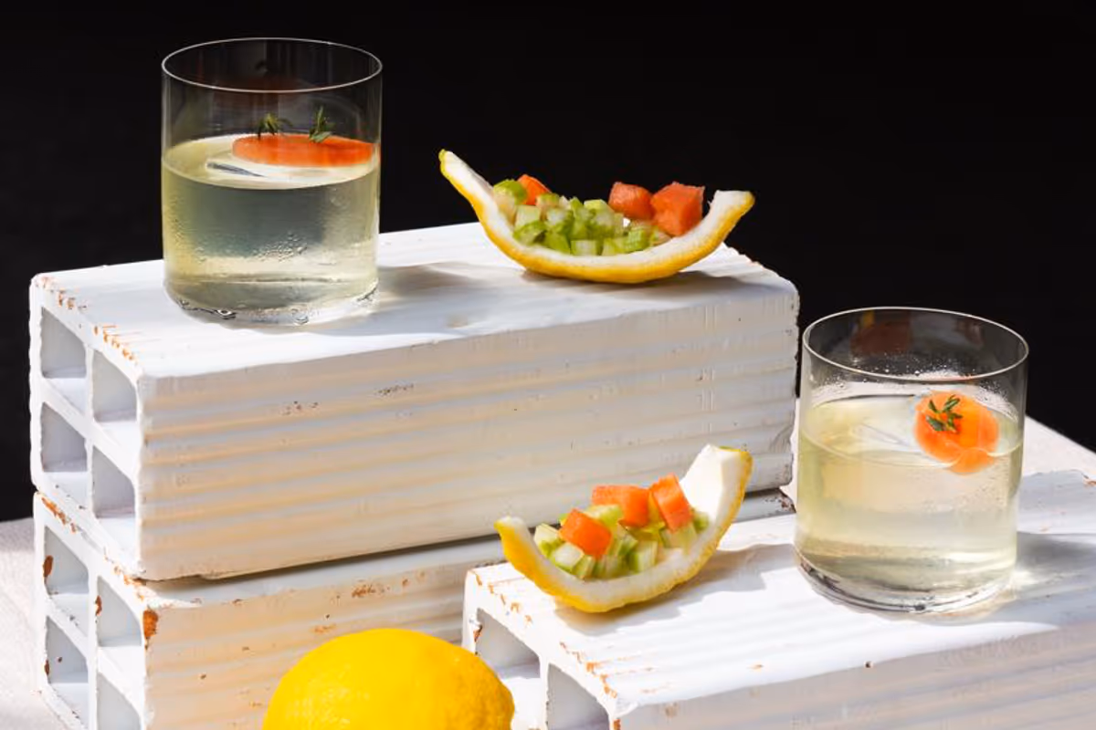 Dal tè verde alla pesca lombarda: cinque cocktail raccontano l’estate