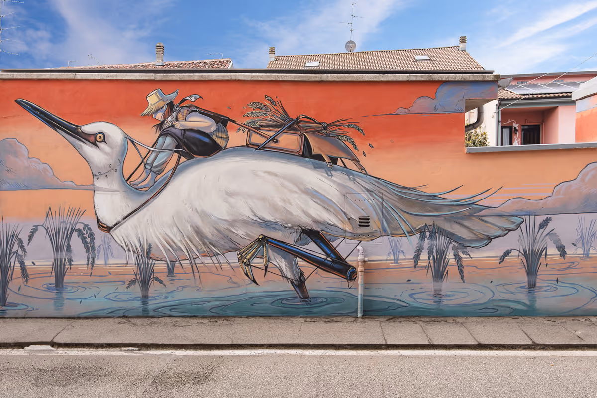 Un'opera di street art rurale nel borgo di Rive, dove l'arte contemporanea decora le facciate inserendosi nel paesaggio del riso vercellese