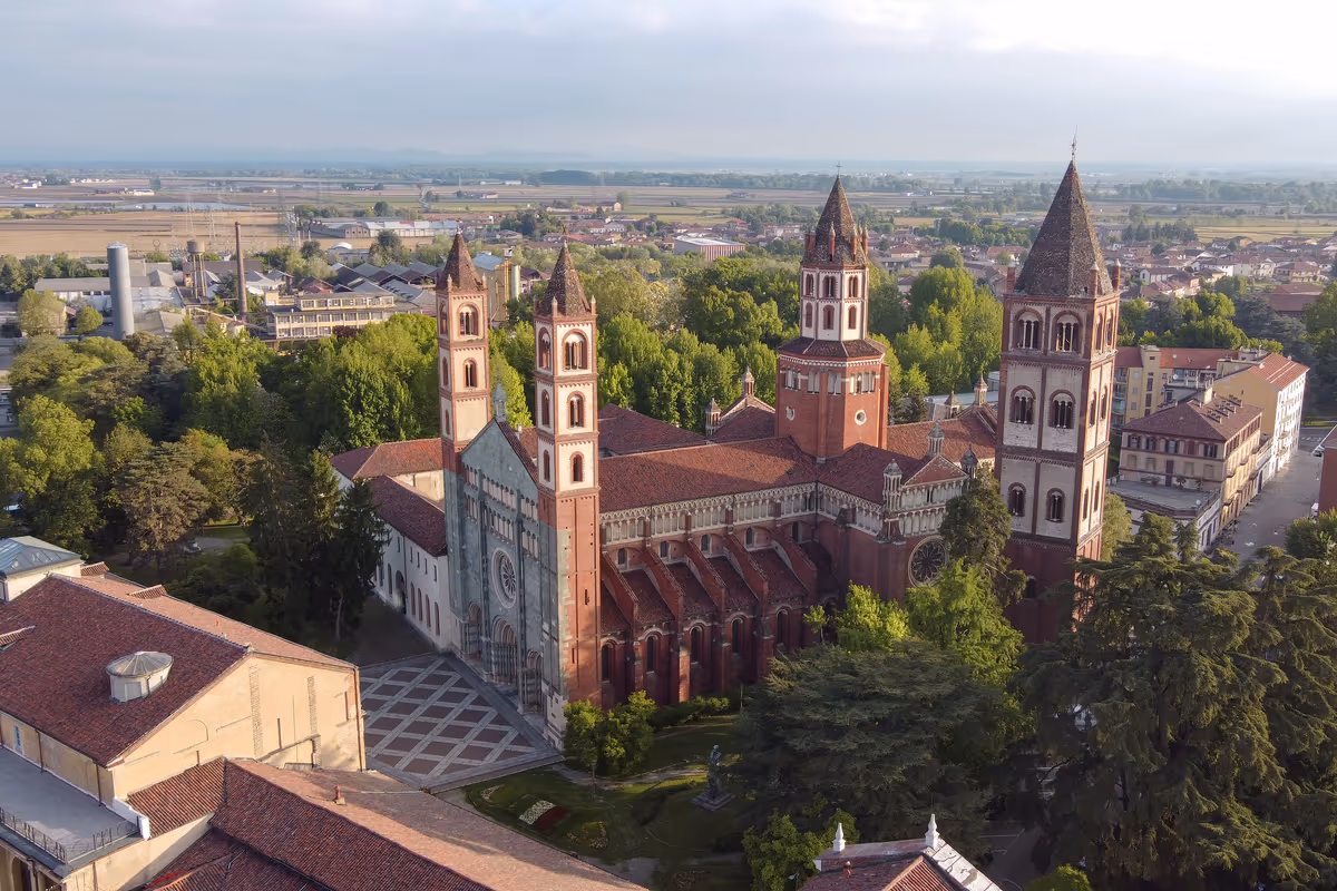 La splendida Basilica di Sant'Andrea, cuore del centro storico cittadino e punto di ritrovo ufficiale per i percorsi guidati alla scoperta di Vercelli