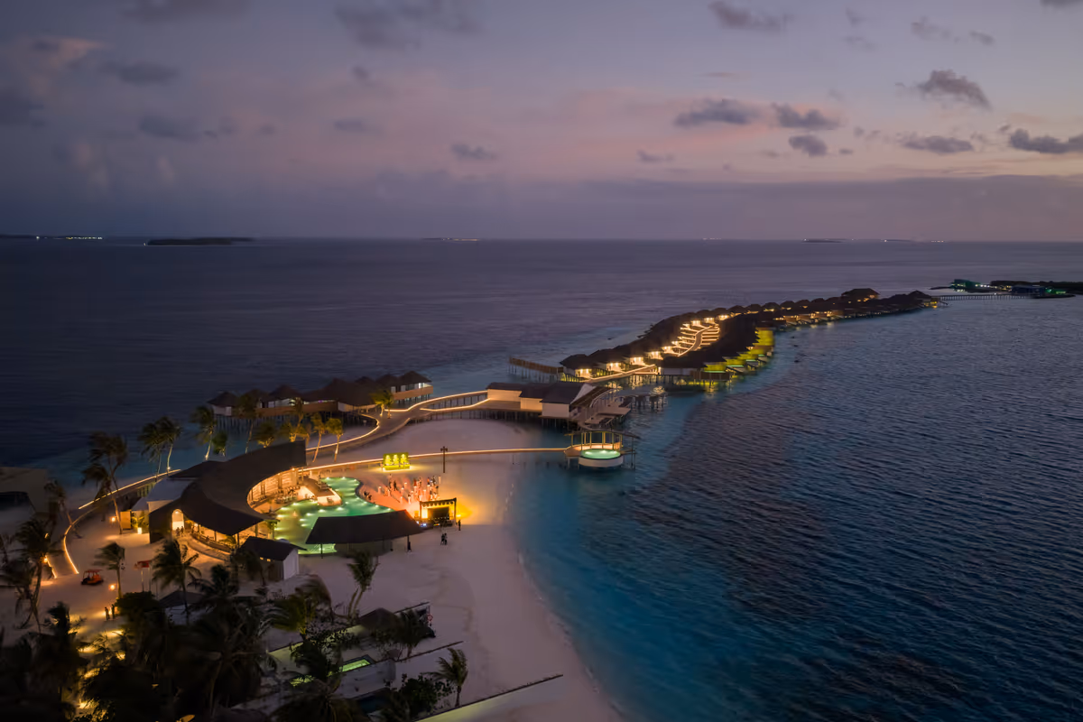 Il Sun Siyam Vilu Reef presenta 50 nuove ville overwater con scivolo privato