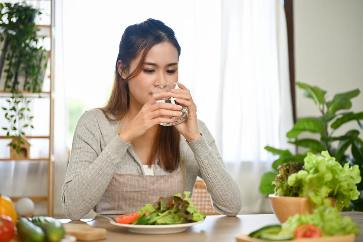 Bere acqua durante i pasti non fa sempre mangiare meno