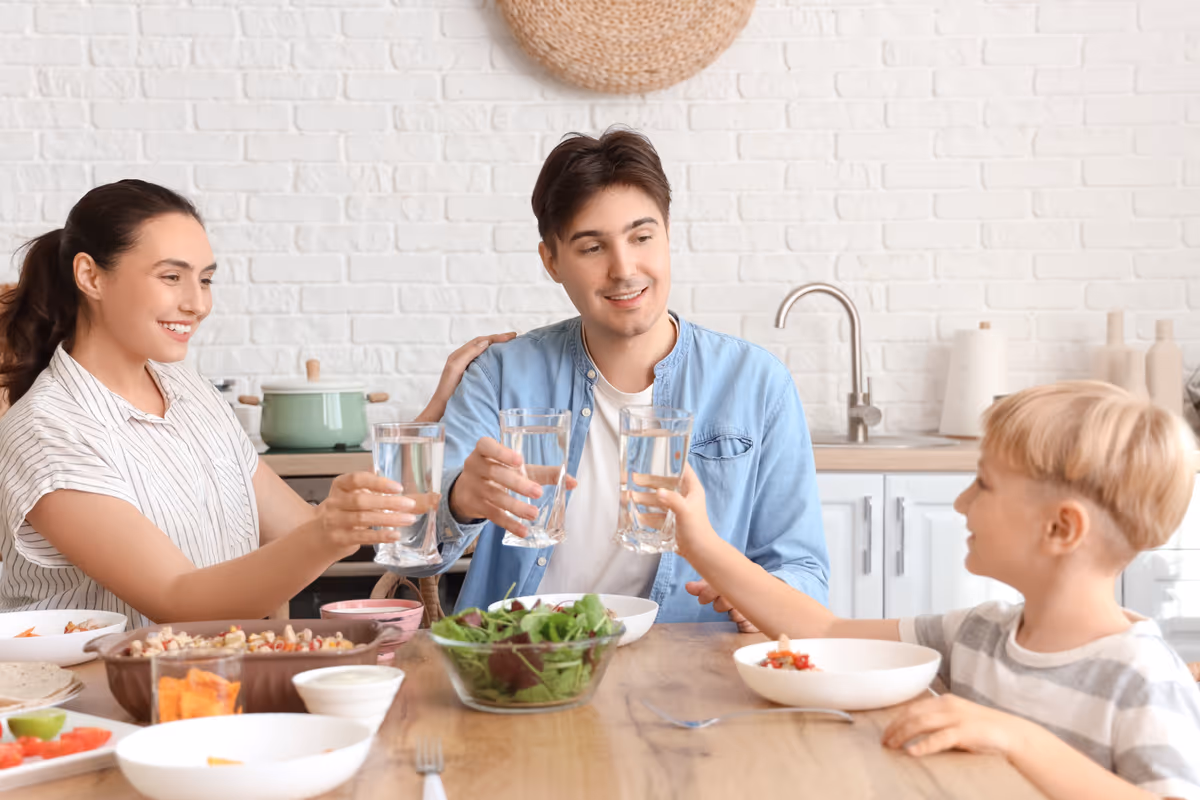 Bere acqua durante i pasti non fa sempre mangiare meno