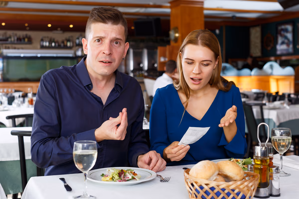L'aumento dei costi di ristoranti e hotel, di conseguenza all'aumento dei prezzi delle materie prime, scoraggia molti italiani dallo svolgere vacanze lunghe