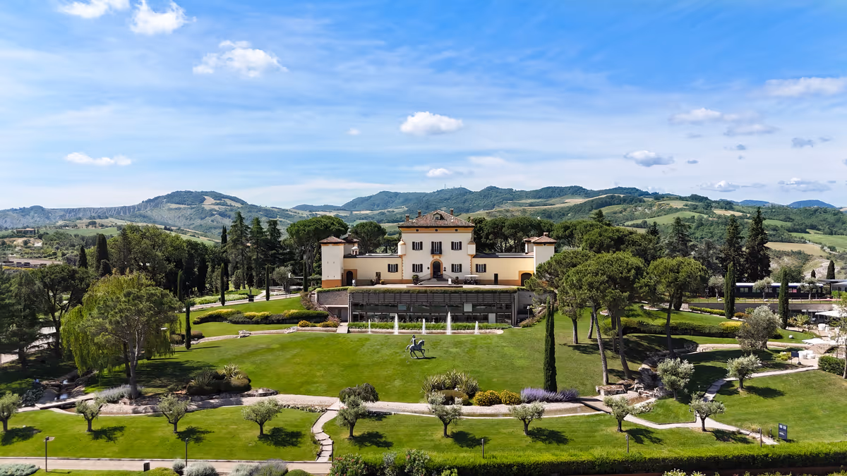 Una vista esterna di Palazzo di Varignana